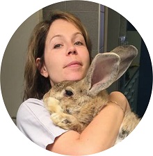 Photo d'Aurélie avec un gros lapin dans les bras