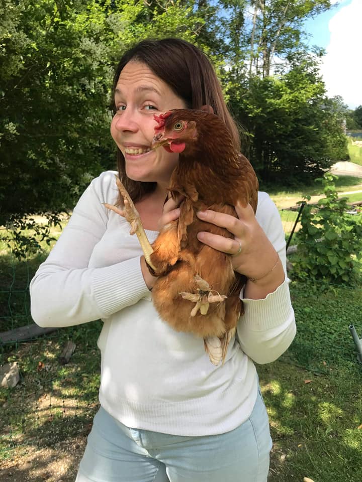Image du'une poule dans les bras d'Aurélie