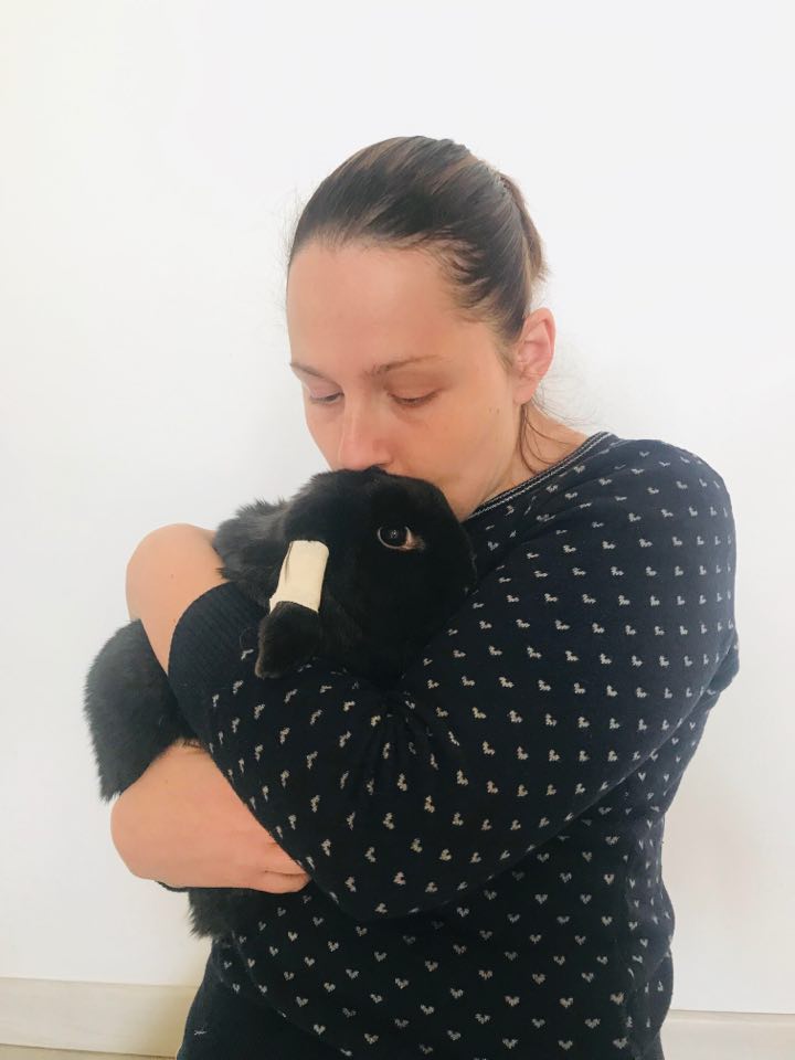 photo d'un lapin noir dans les bras d'Aurélie